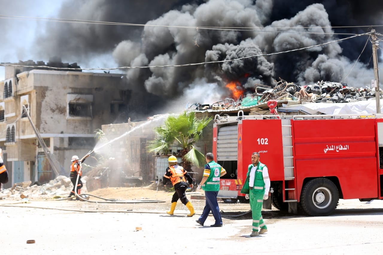 الدفاع المدني يُتابع آثار العدوان الإسرائيلي