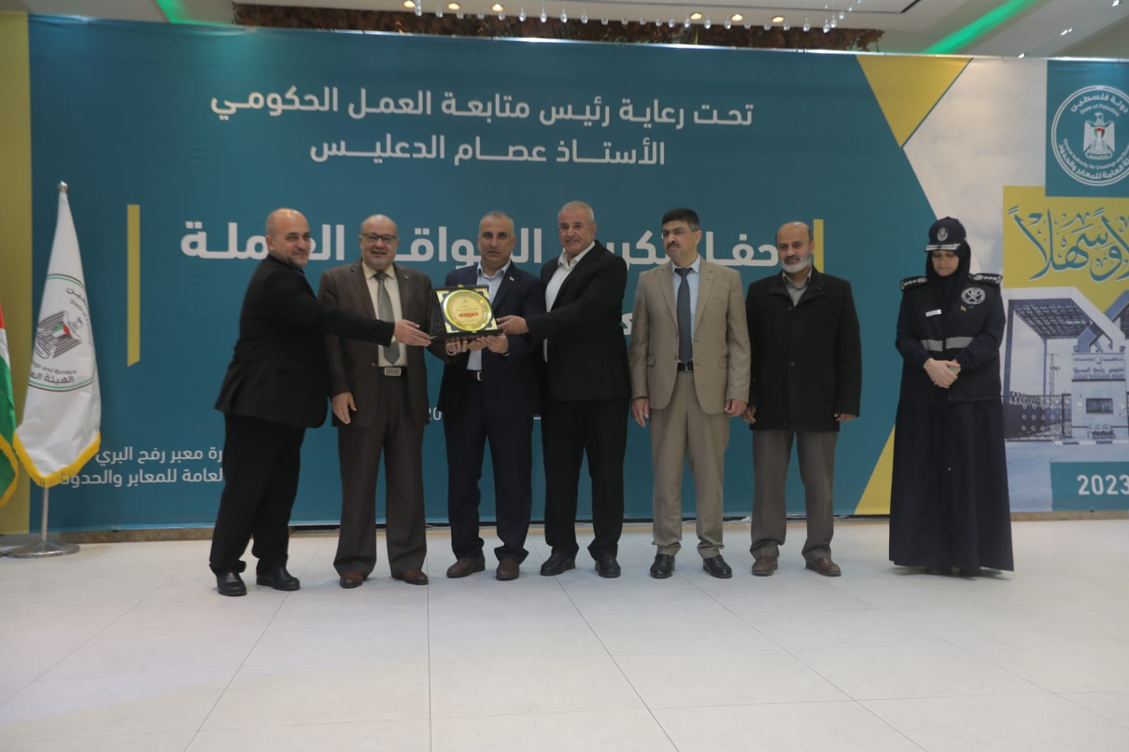  بحضور رئيس متابعة العمل الحكومي

(صور) "هيئة المعابر" تُكرّم موظفي معبر رفح البري