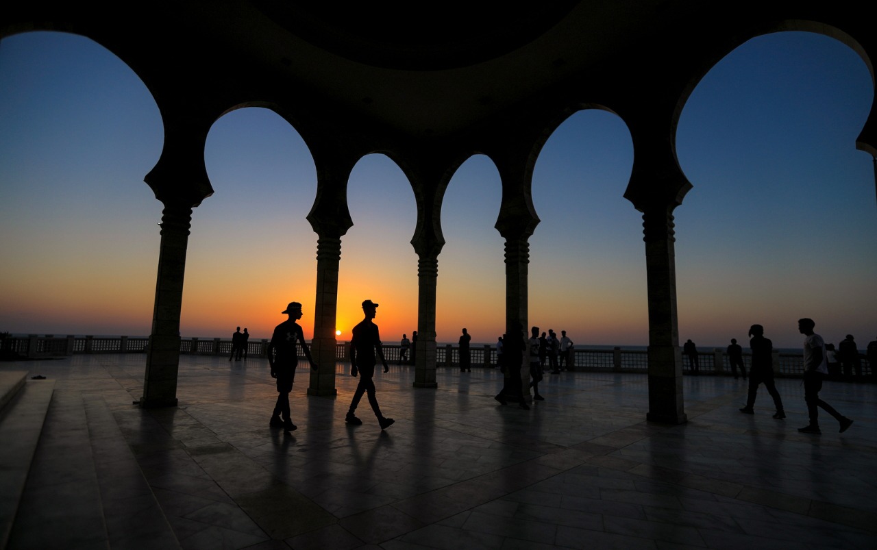 صور من استجمام المواطنين على شاطئ البحر خلال الإجازة الأسبوعية