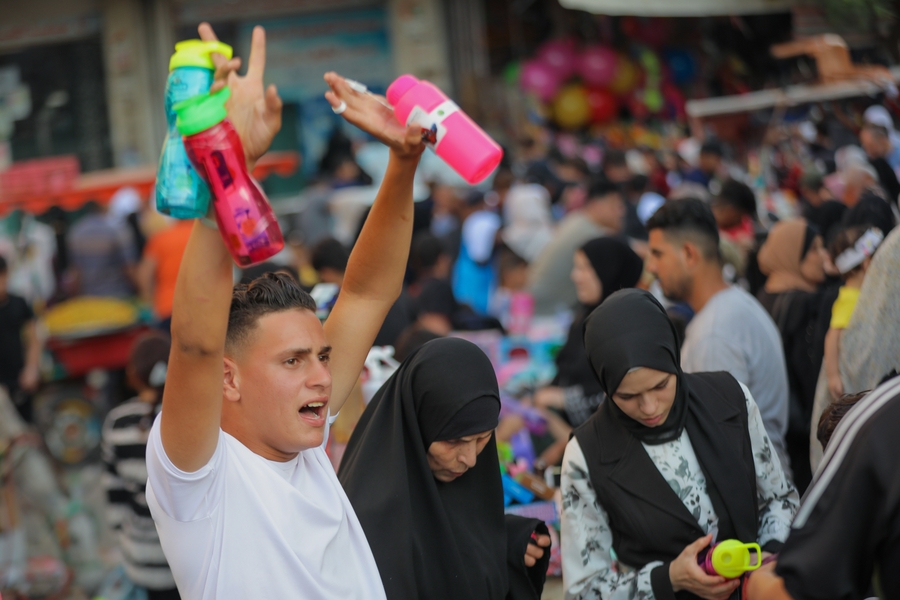 استعدادات المواطنين في غزة لاستقبال العام الدراسي الجديد 