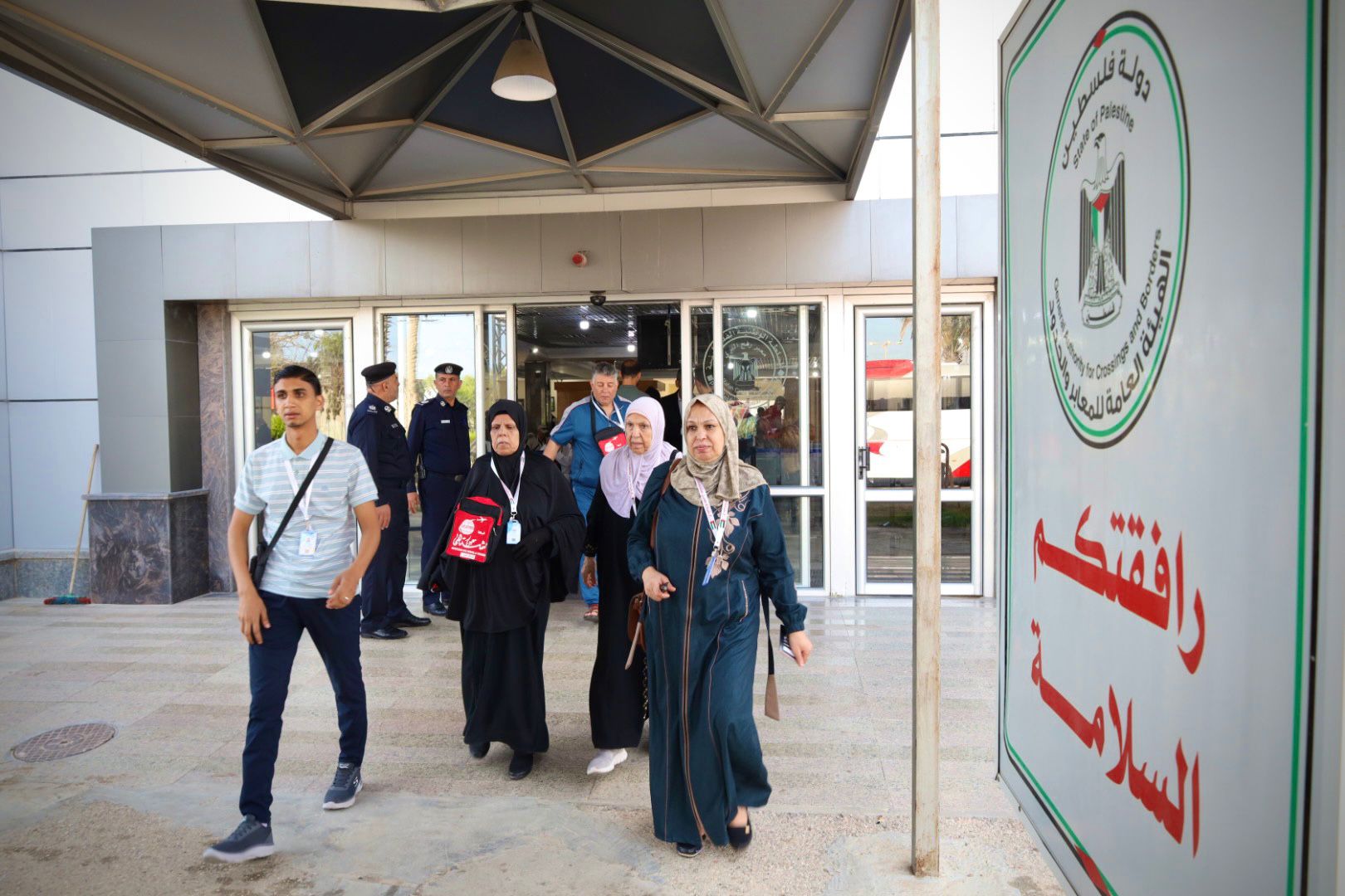 أطقم "المعابر" و"أجهزة الداخلية" تسهل مغادرة الفوج الثاني من حجاج غزة عبر معبر رفح