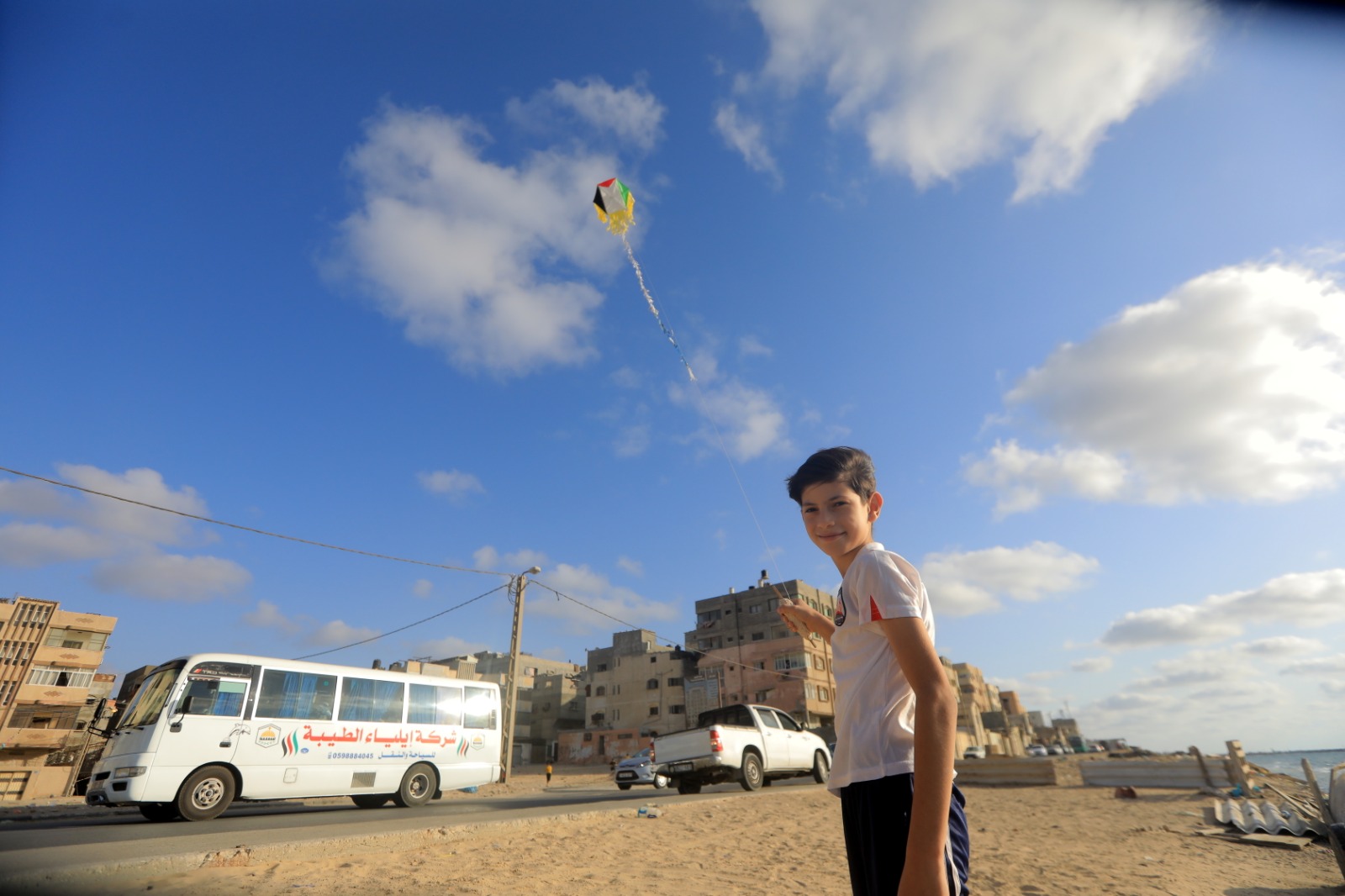 أجواء اصطياف المواطنين على شاطئ بحر غزة عشية بدء العام الدراسي