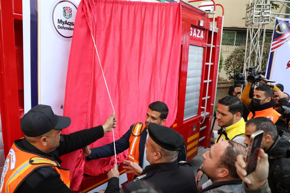 "الدفاع المدني" يعلن تجهيز مَركبة إطفاء محلياً بدعم ماليزي ويُنفّذ مناورة تدريبية بمناسبة اليوم العالمي