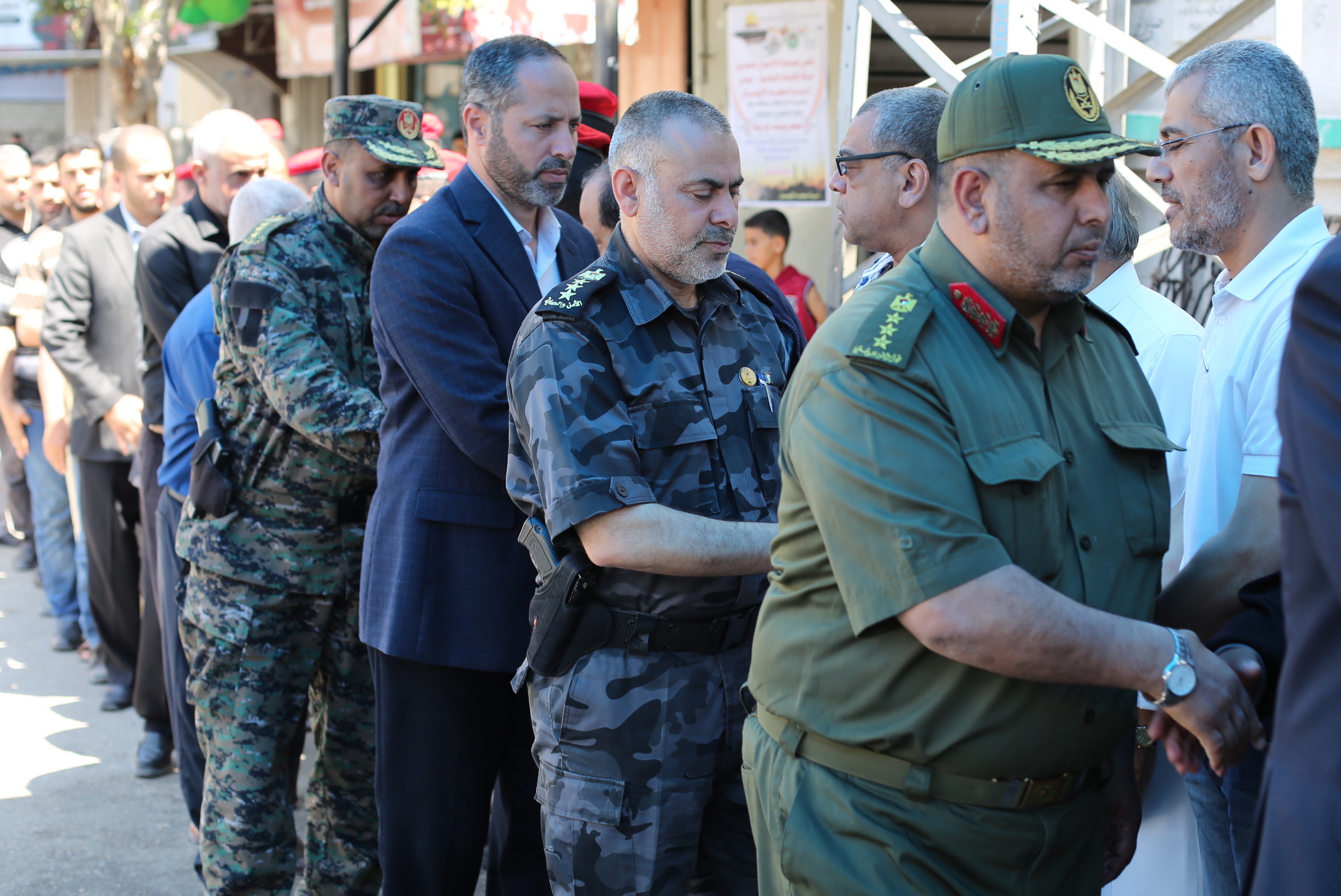 قيادة "الداخلية" تقدم واجب العزاء لذوي شهداء الوزارة في مسيرات العودة بذكرى النكبة