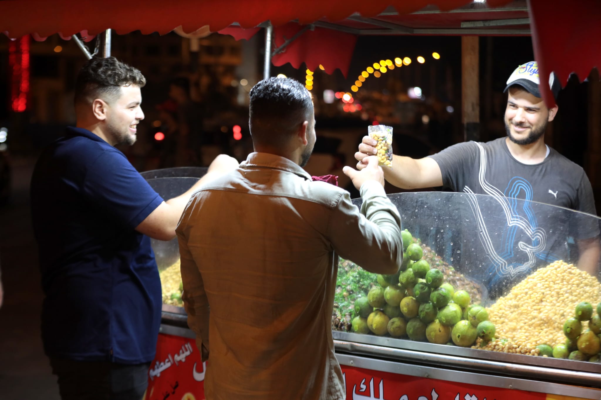 أجواء اصطياف المواطنين في غزة على شاطئ البحر والشريط الساحلي في ظل ارتفاع درجات الحرارة.
