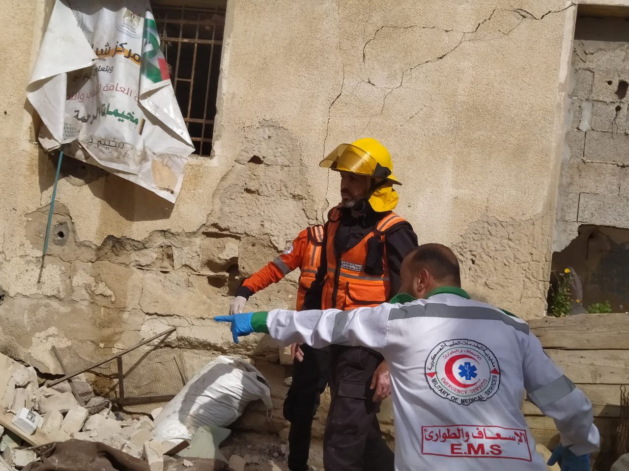 أطقم الدفاع المدني والخدمات الطبية العسكرية  خلال قيامها بواجبها الوطني