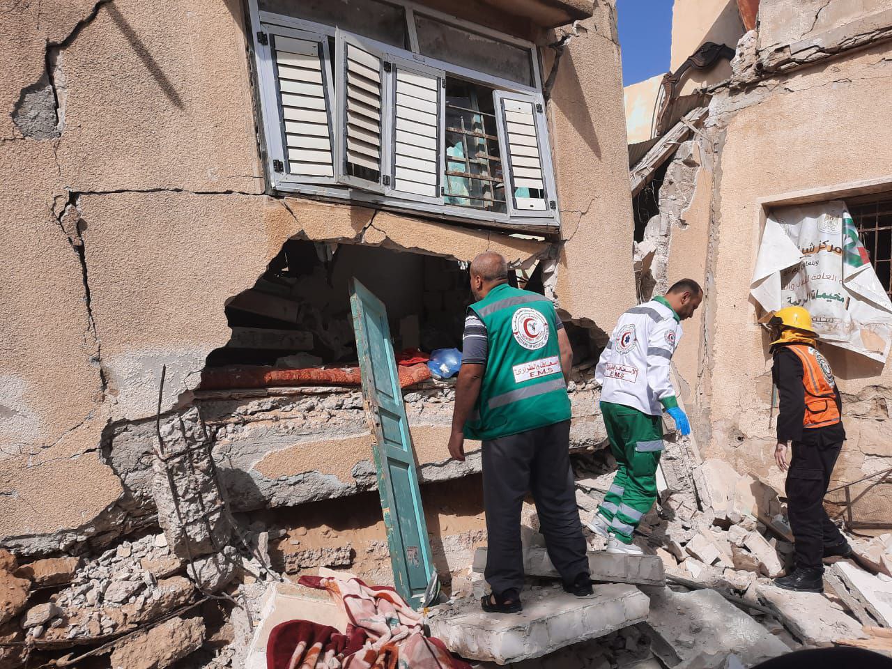 أطقم الدفاع المدني والخدمات الطبية العسكرية  خلال قيامها بواجبها الوطني