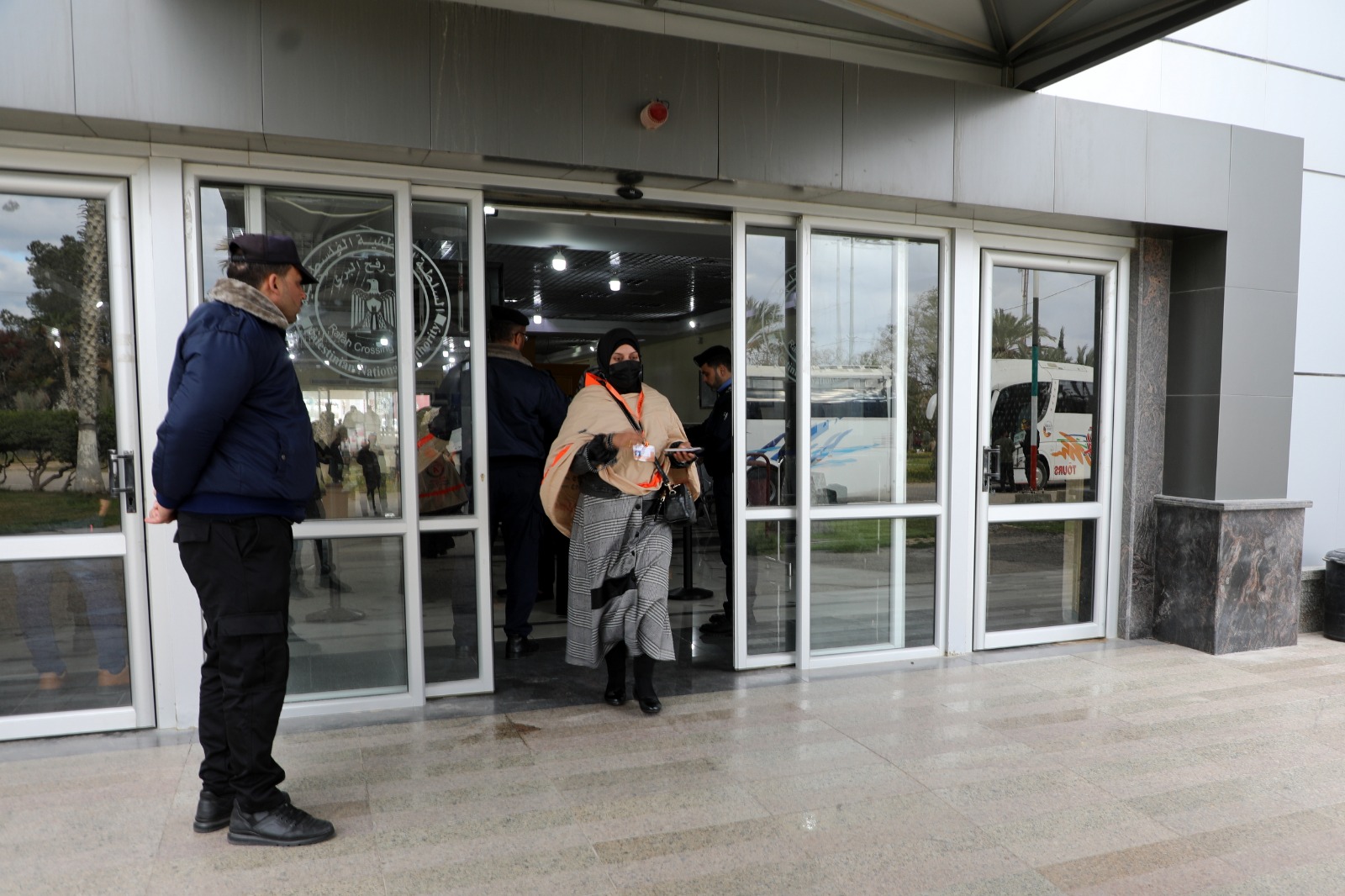 أطقم "المعابر" تُسهل مغادرة الفوج الأول من المعتمرين عبر معبر رفح 