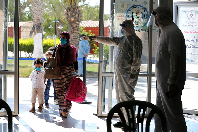 توافد المسافرين العائدين عبر معبر رفح في أول أيام فتحه استثنائياً