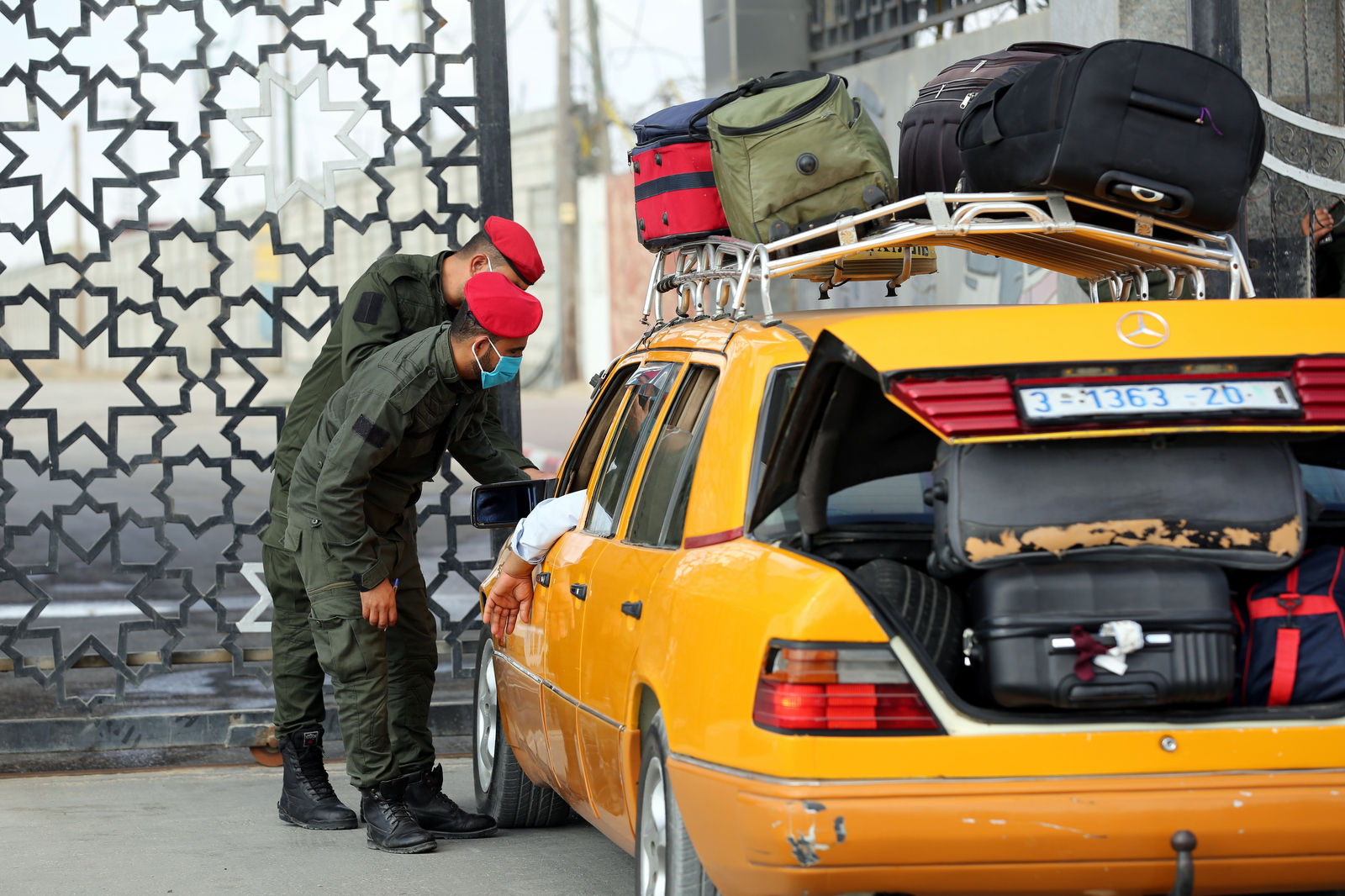  بدء مغادرة المسافرين عبر معبر رفح في أول أيام فتحه استثنائياً