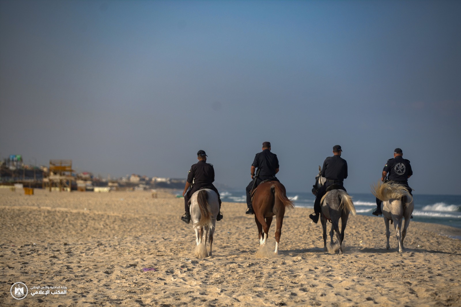 "البحرية" تواصل متابعة عمل الصيادين وإغلاق شاطئ البحر