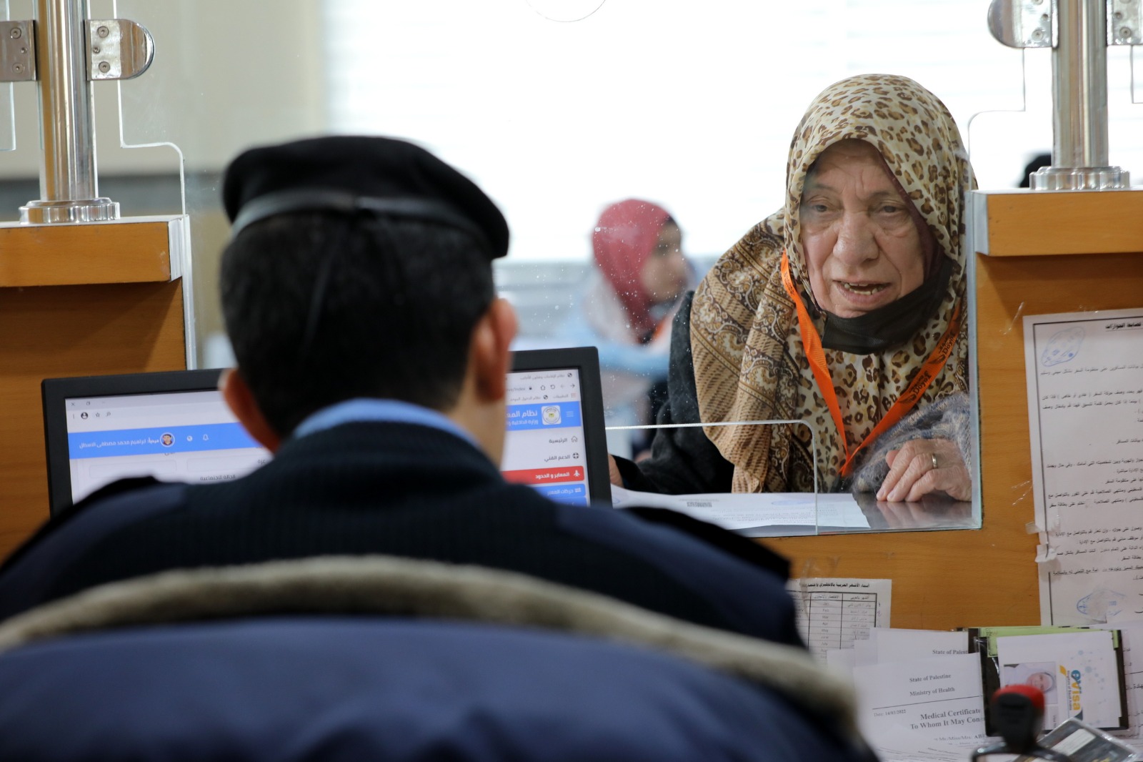 أطقم "المعابر" تُسهل مغادرة الفوج الأول من المعتمرين عبر معبر رفح 