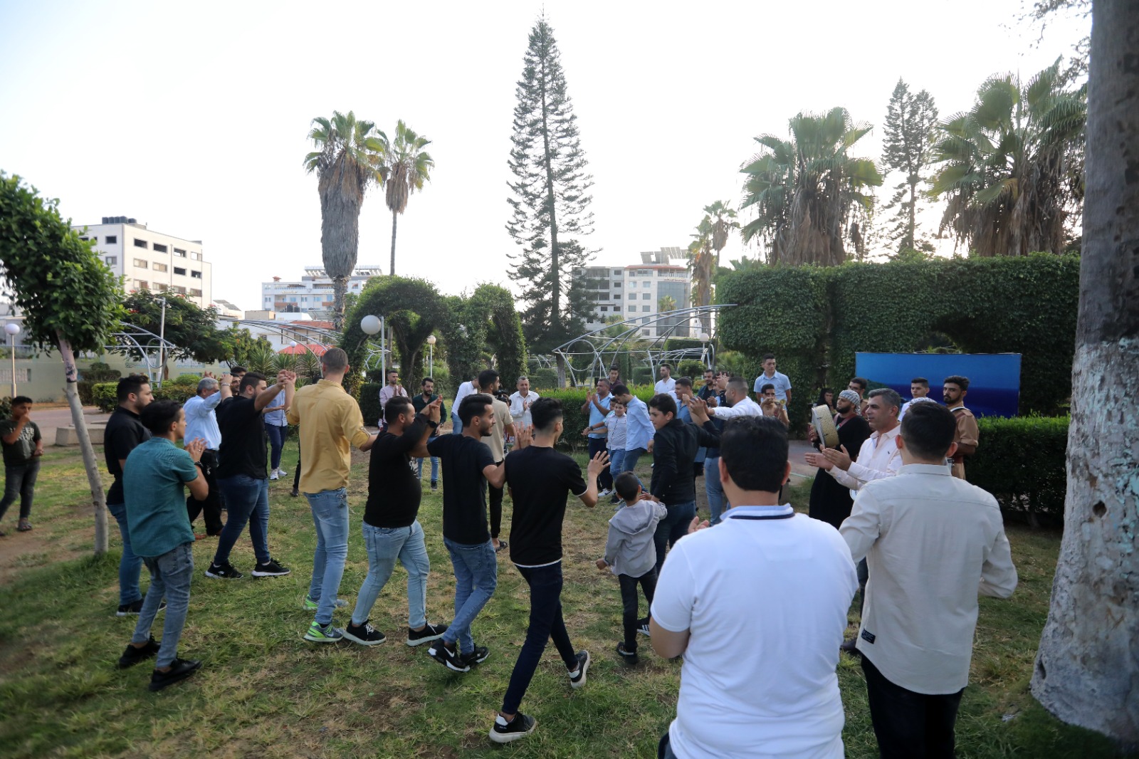 قضــاء المواطنين في غــزة الإجازة الأسبوعية مساء الجــمعــة