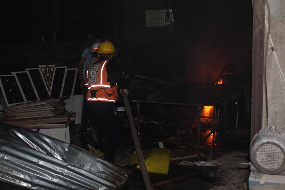 الدفاع المدني يُتابع آثار العدوان الإسرائيلي