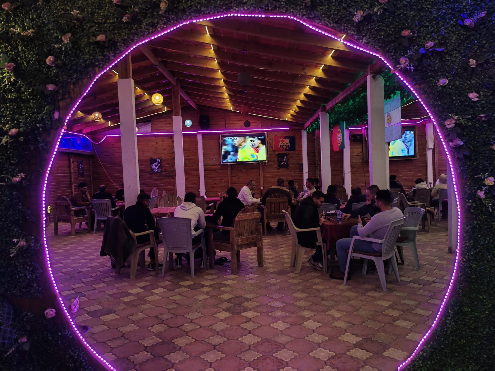 صور من تجمعات للمواطنين بغزة لمشاهدة مباريات كأس العالم