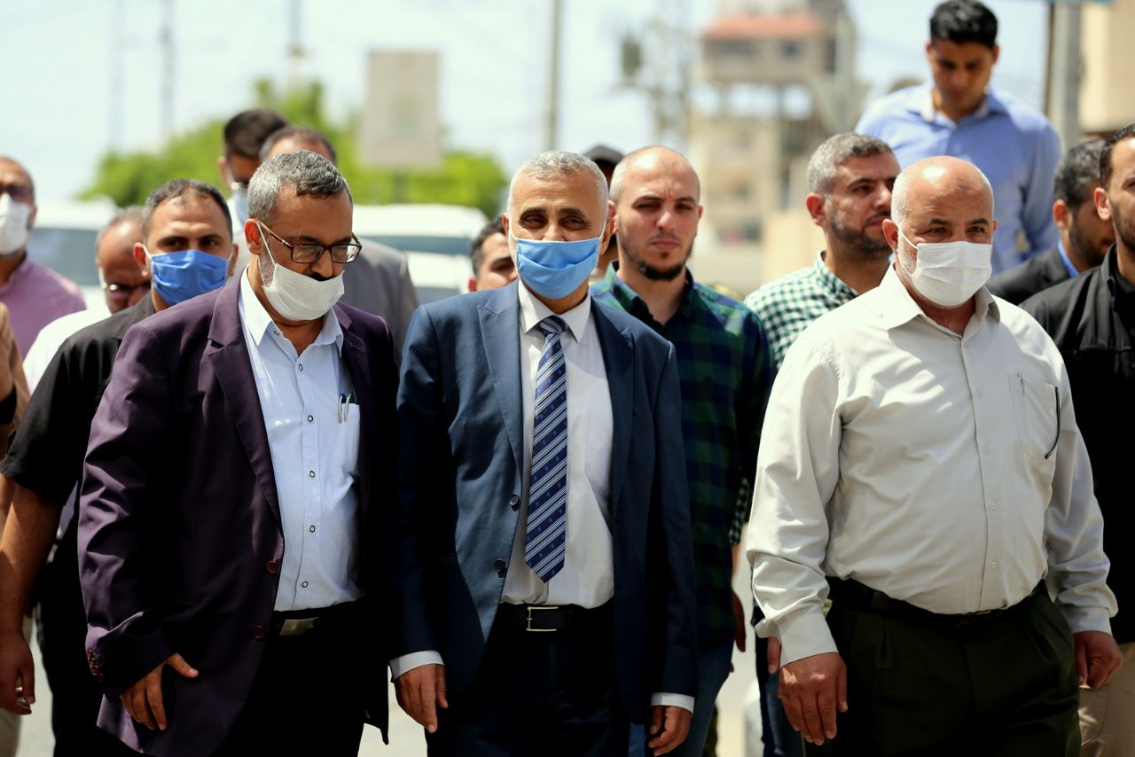 وفد حكومي رفيع يُقدم واجب العزاء بوفاة الراحل "شلّح"