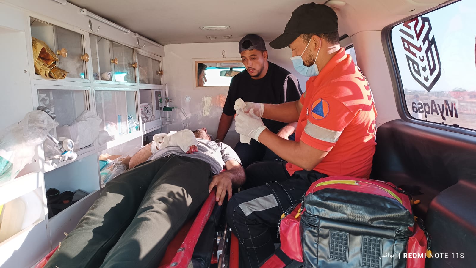 عمل أطقم الدفاع المدني والخدمات الطبية في إسعاف المتظاهرين شرق غزة