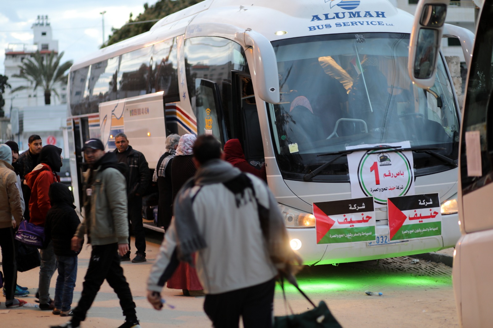 أطقم "المعابر" تُسهل مغادرة الفوج الأول من المعتمرين عبر معبر رفح 