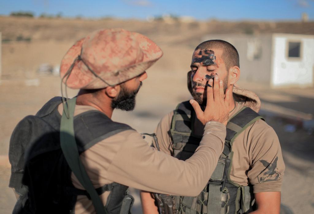 مناورة تدريبية لطلاب "دورة الصاعقة" بكلية الرباط 