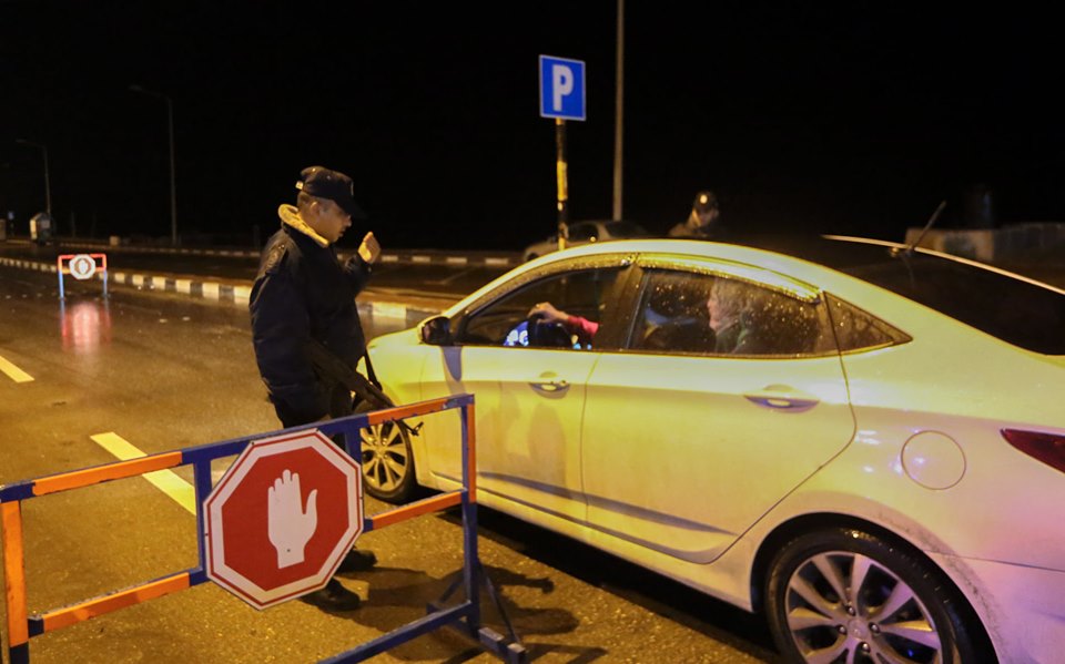 أفراد الأجهزة الأمنية خلال أداء واجبهم الليلة الماضية، أثناء المنخفض الجوي