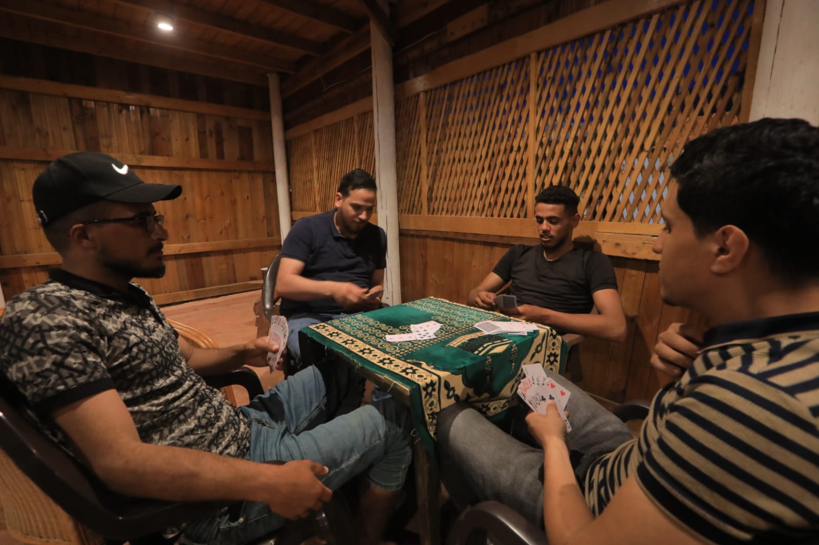 أجواء اصطياف المواطنين على شاطئ البحر وسط قطاع غزة