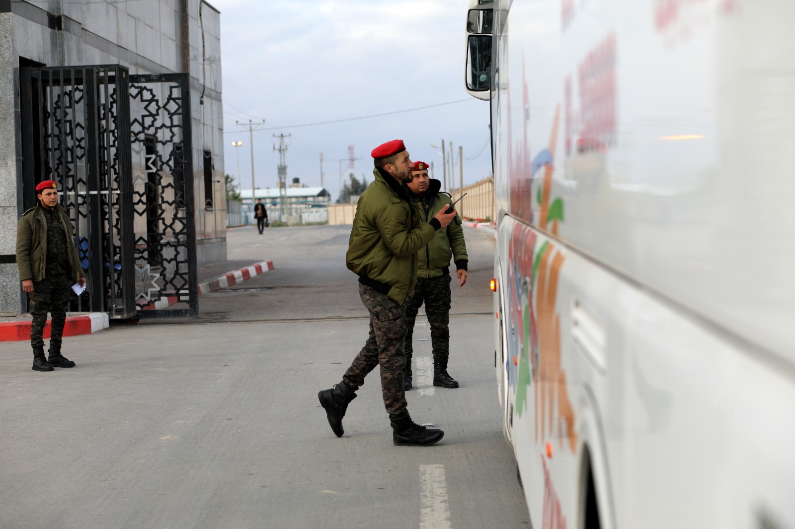 أطقم "المعابر" تُسهل مغادرة الفوج الأول من المعتمرين عبر معبر رفح 