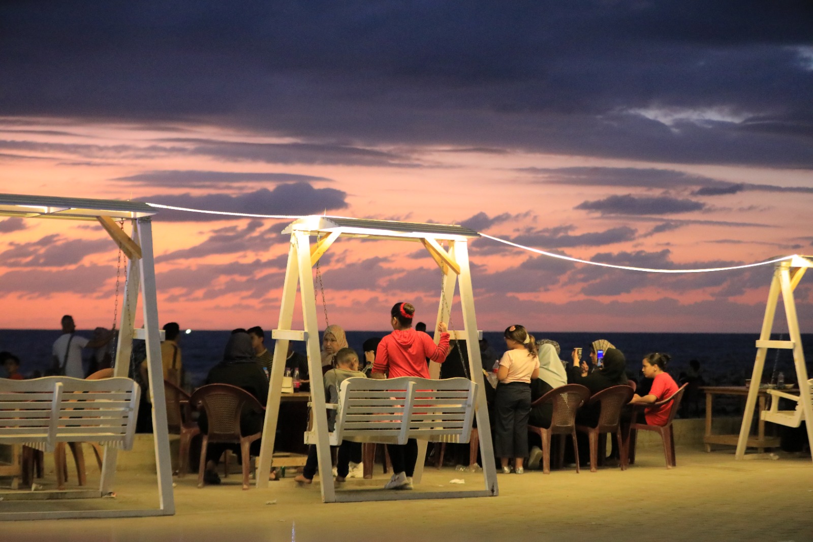 قضاء المواطنين في غزة الإجازة الأسبوعية مساء الجمعة