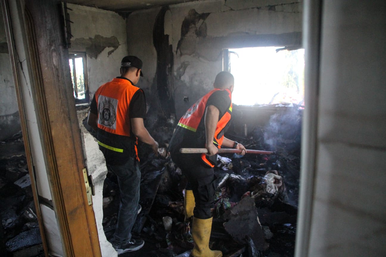 الدفاع المدني يُتابع آثار العدوان الإسرائيلي