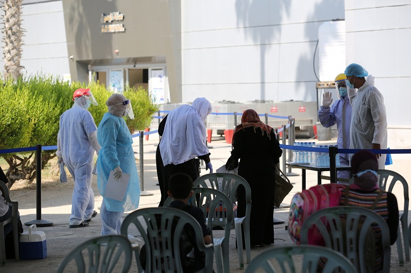 توافد المسافرين العائدين عبر معبر رفح في أول أيام فتحه استثنائياً