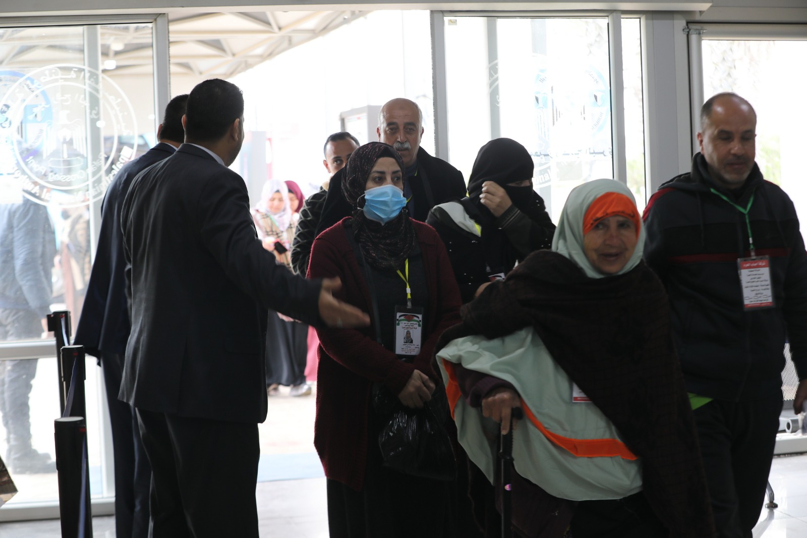 أطقم "المعابر" تُسهل مغادرة الفوج الأول من المعتمرين عبر معبر رفح 