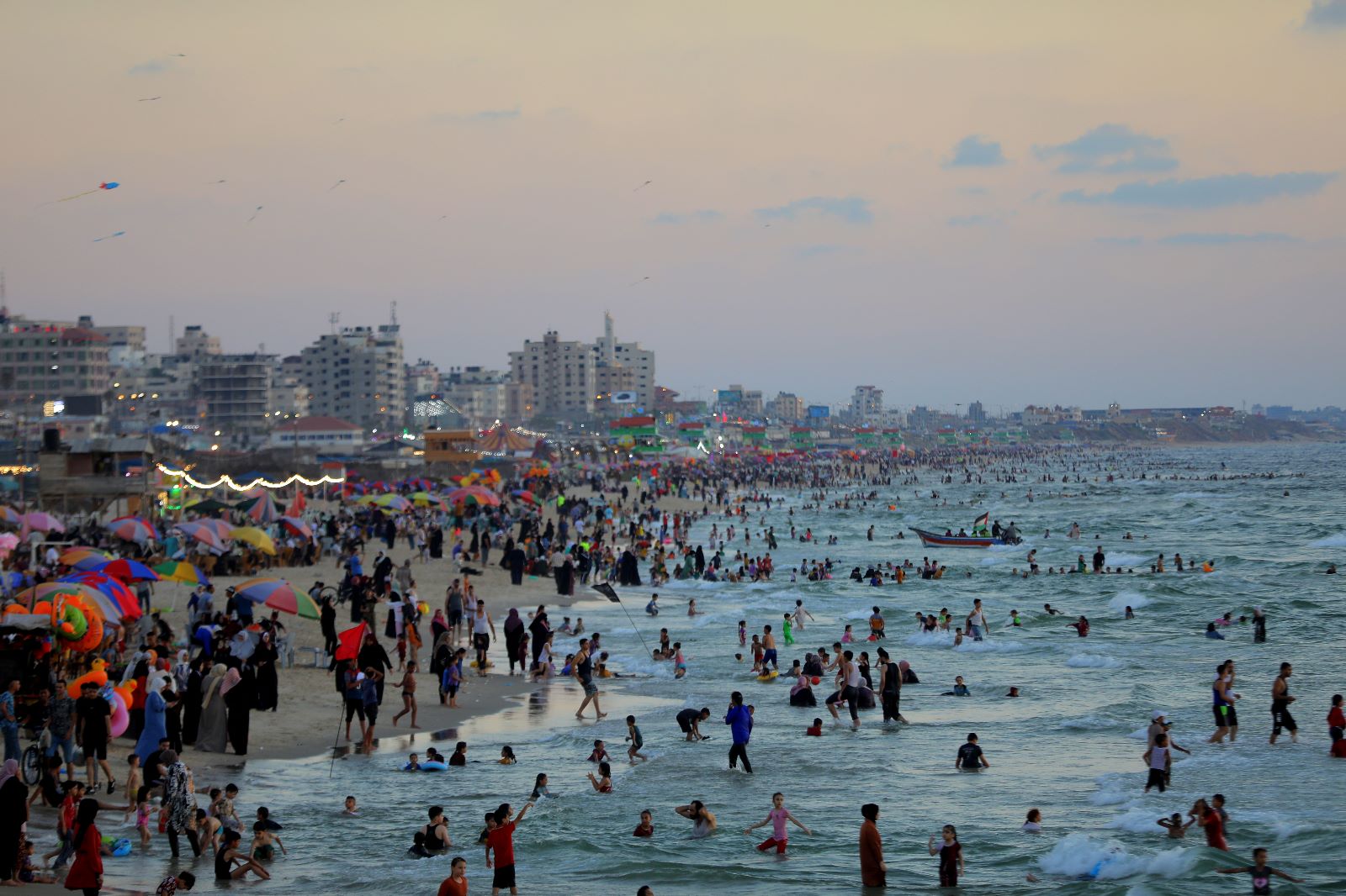 أجواء اصطياف المواطنين في غزة على شاطئ البحر والشريط الساحلي وعمل أجهزة وزارة الداخلية في تهيئة الأجواء الملائمة