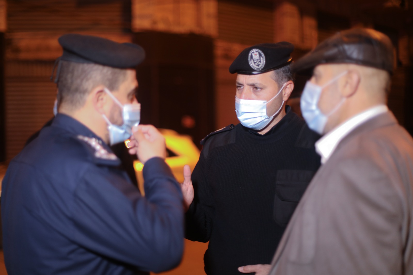 الشرطة تُتابع التزام المواطنين والمنشآت بالإغلاق وحظر التجوال