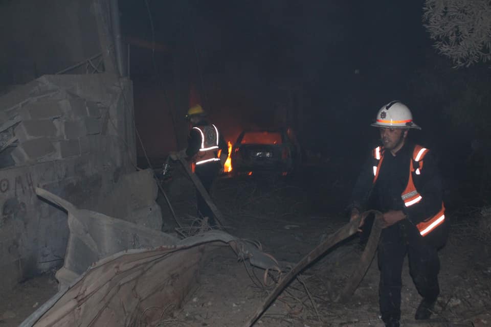 الدفاع المدني يُتابع آثار العدوان الإسرائيلي