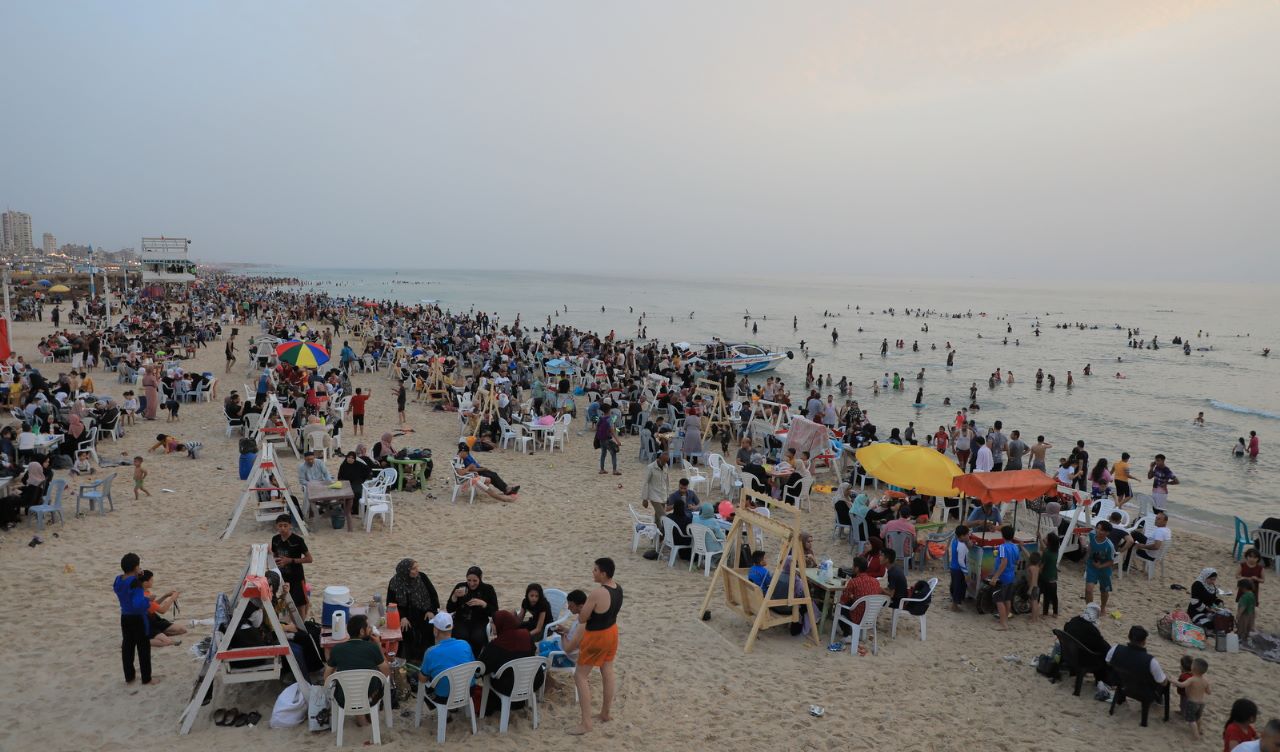 أجواء اصطياف المواطنين بغزة على شاطئ البحر وعمل أجهزة الداخلية في توفير الأجواء الملائمة
