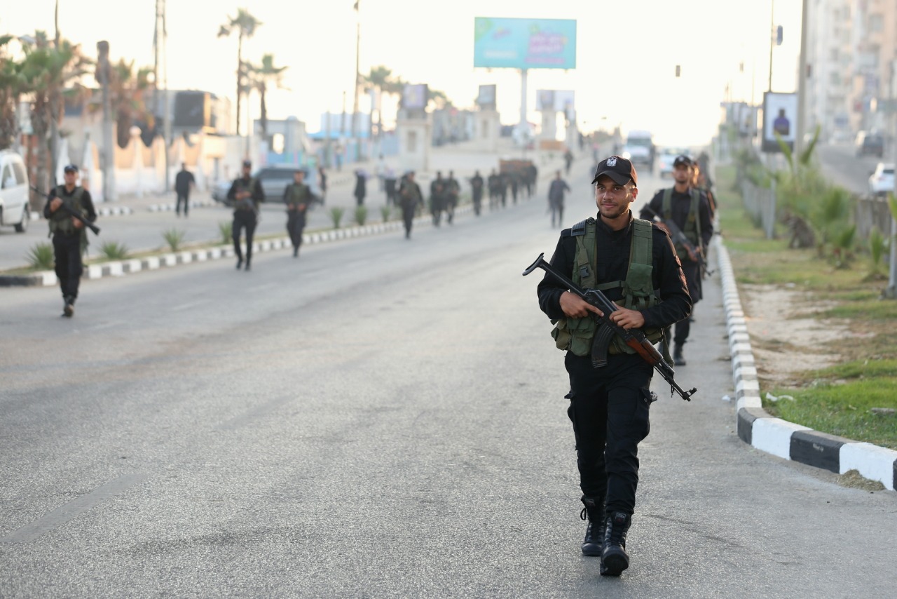 مديرية التدريب تُنظم مسيراً عسكرياً للدفعة الأولى من الدورة التأسيسية الثانية